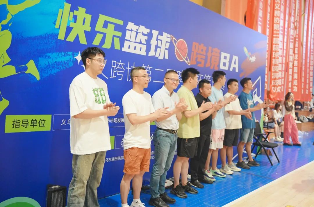 篮球决赛拼尽全力，团队合作获得胜利的简单介绍