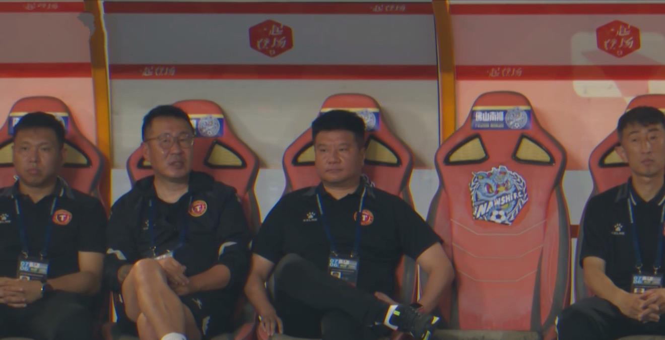 球队新援表现抢眼，成为关键得分手