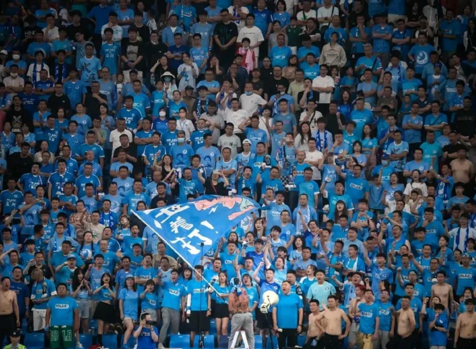 比赛现场的气氛异常火爆,球迷们激情高涨 比赛现场的气氛异常火爆,球迷们激情高涨