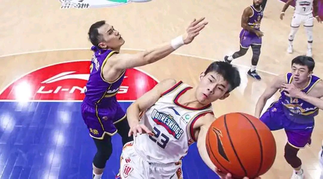 太阳队员合力突围,轻取对手实现反超胜利 太阳队员合力突围,轻取对手实现反超胜利