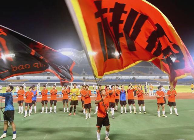 联赛赛场上球队实力对决，精彩纷呈