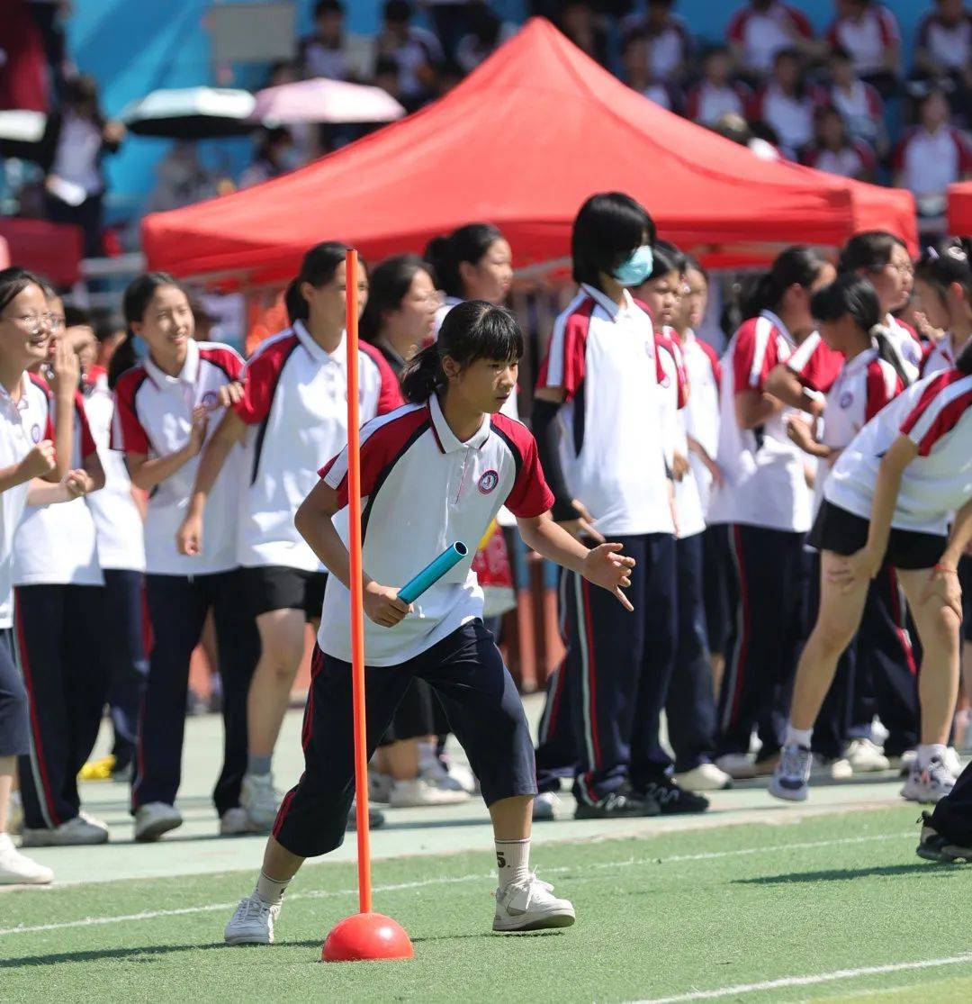 精彩瞬间不断,运动员们在场上奋勇拼搏 精彩瞬间不断,运动员们在场上奋勇拼搏