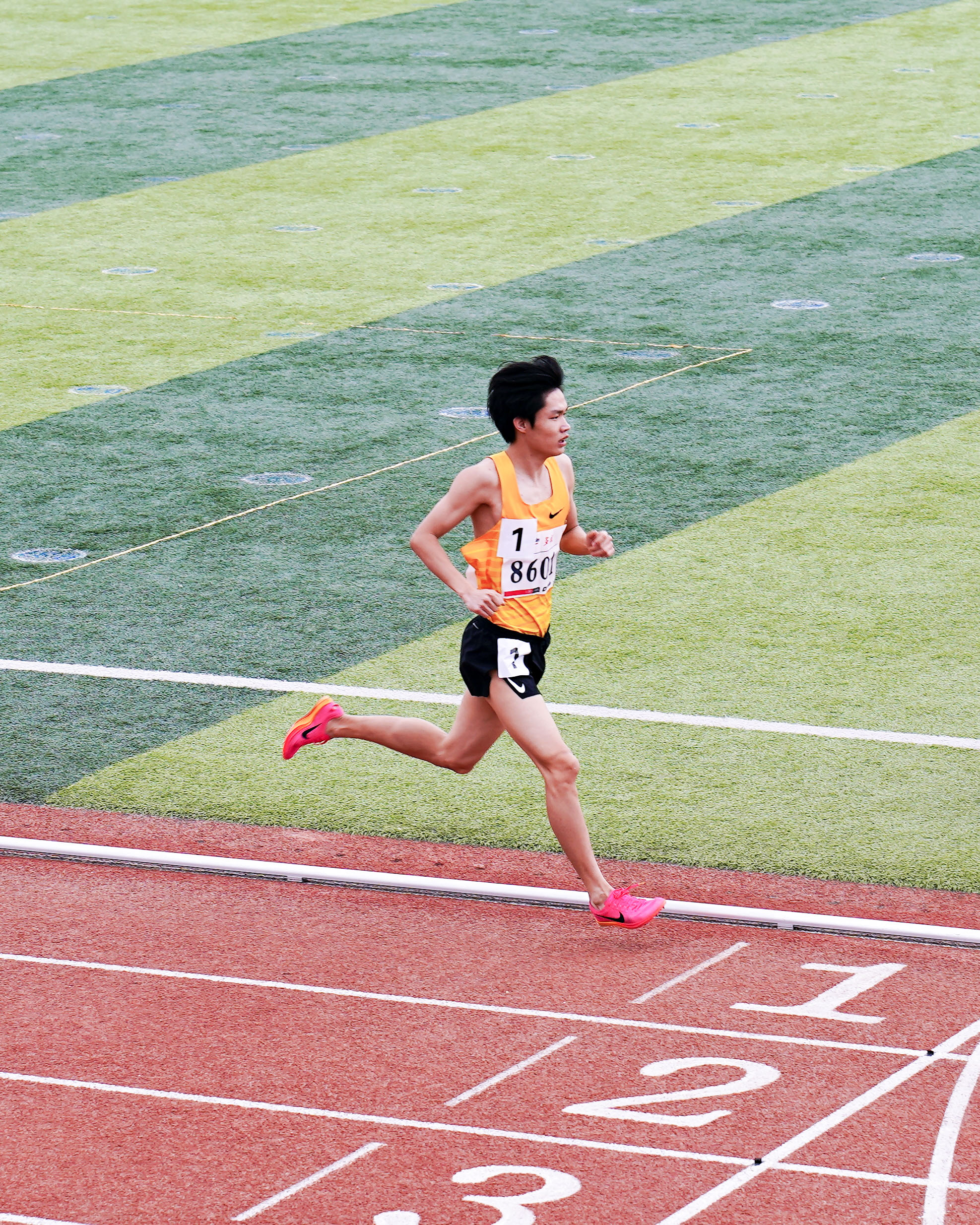 精彩瞬间不断,运动员们在场上奋勇拼搏 精彩瞬间不断,运动员们在场上奋勇拼搏