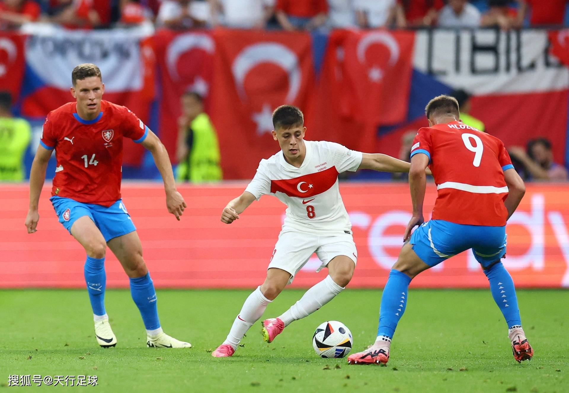 荷兰队稳定发挥赢得关键比赛